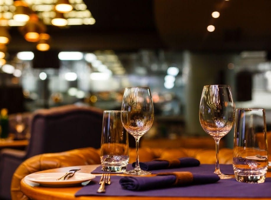 Restaurant table, wine glasses, empty glasses